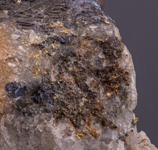 14з - Зразок № 5988. Вкраплення самородного золота в кварці і галеніті. Родовище Вандерер, район Шуругві, провінція Мідлендс, Зімбабве. Розміри зразка 8,5х5х3 см. поч. ХХ ст., дилер W. Maucher.