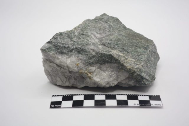 18з - Зразок № 11042. Вкраплення самородного золота в кварциті. Родовище Лейк Шор, округ Тіміскамінг, провінція Онтаріо, Канада. Розміри зразка 13х10х4 см, 1960 р., обмін з Королівським музеєм Онтаріо (Торонто, Канада). Фото Романа Метельського