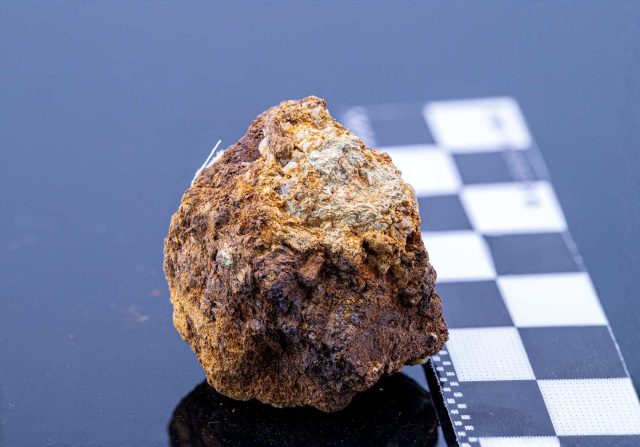 19з -Зразок № 13869. Вкраплення самородного золота в агрегаті оксидів і гідроксидів заліза. Струмок Ель Дорадо Крік, регіон Клондайк, гірничий район Доусон, Юкон, Канада. Розміри зразка 3х3х2 см, 1992 р., дар Максима Вітика.