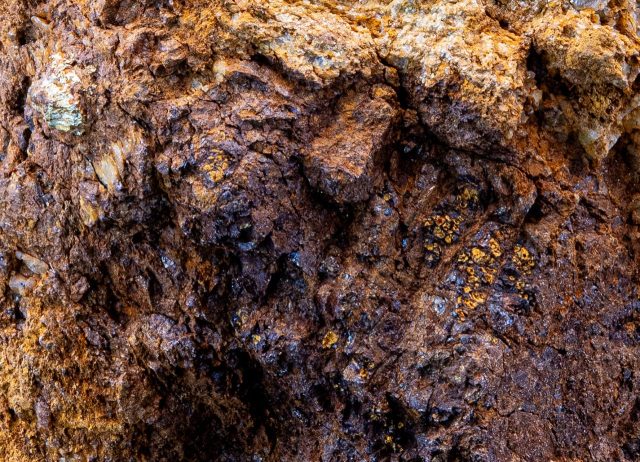 20з -Зразок № 13869. Вкраплення самородного золота в агрегаті оксидів і гідроксидів заліза. Струмок Ель Дорадо Крік, регіон Клондайк, гірничий район Доусон, Юкон, Канада. Розміри зразка 3х3х2 см, 1992 р., дар Максима Вітика.