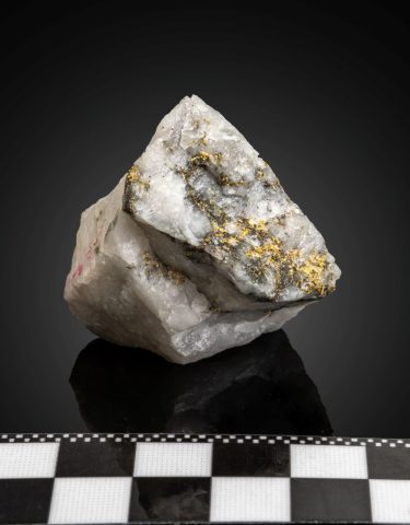 21з- Зразок № 14021. Вкраплення самородного золота в кварці. Родовище Калана, Янфоліла Церкл, регіон Сікассо, Малі. Розміри зразка 6х5х4,5 см, 2010 р., дар Михайла Гната.