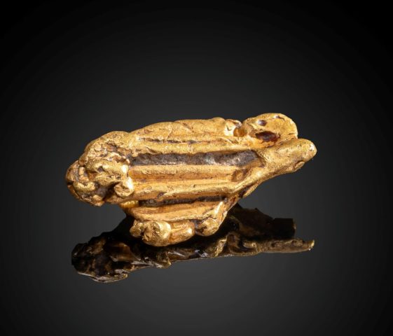 23з - Зразок б/н. Фрагмент кристалу самородного золота. р. Малий Ат-Уряк, Магаданська обл. Розміри зразка 1х0,8х0,4 см, 2022 р., дар Євгена Науменка.
