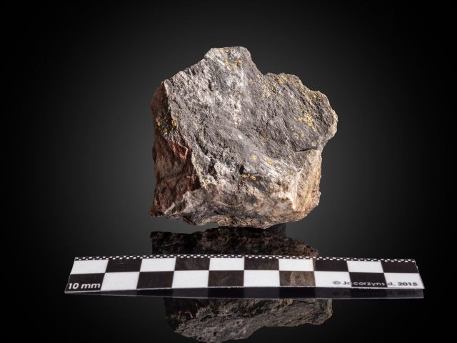 3з - Зразок № 121. Дендрити самородного золота на кварці. Район Кіцбюель, Тіроль, Австрія. Розміри зразка 7х6х3см, до 1880 р. Фото Сергія Кадуліна.