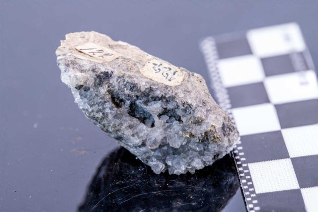 5з - Зразок № 122. Дендрити самородного золота на друзі кварцу. Комуна Рошія-Монтане, повіт Алба, Румунія. Розміри зразка 4,5х2,5х2 см, до 1880 р.